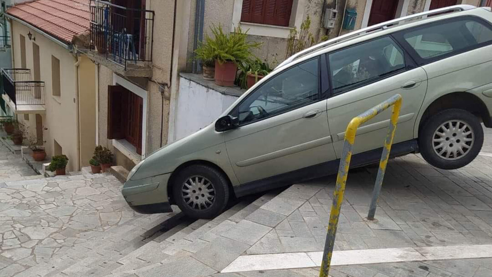 92χρονος στην Καλαμάτα οδήγησε το αμάξι του σε σκαλοπάτια!